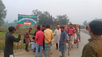 সমাজকল্যান সংস্থার উদ্যোগে পথ চারীর মাঝে ইফতার বিতরণ কর্মসূচি।