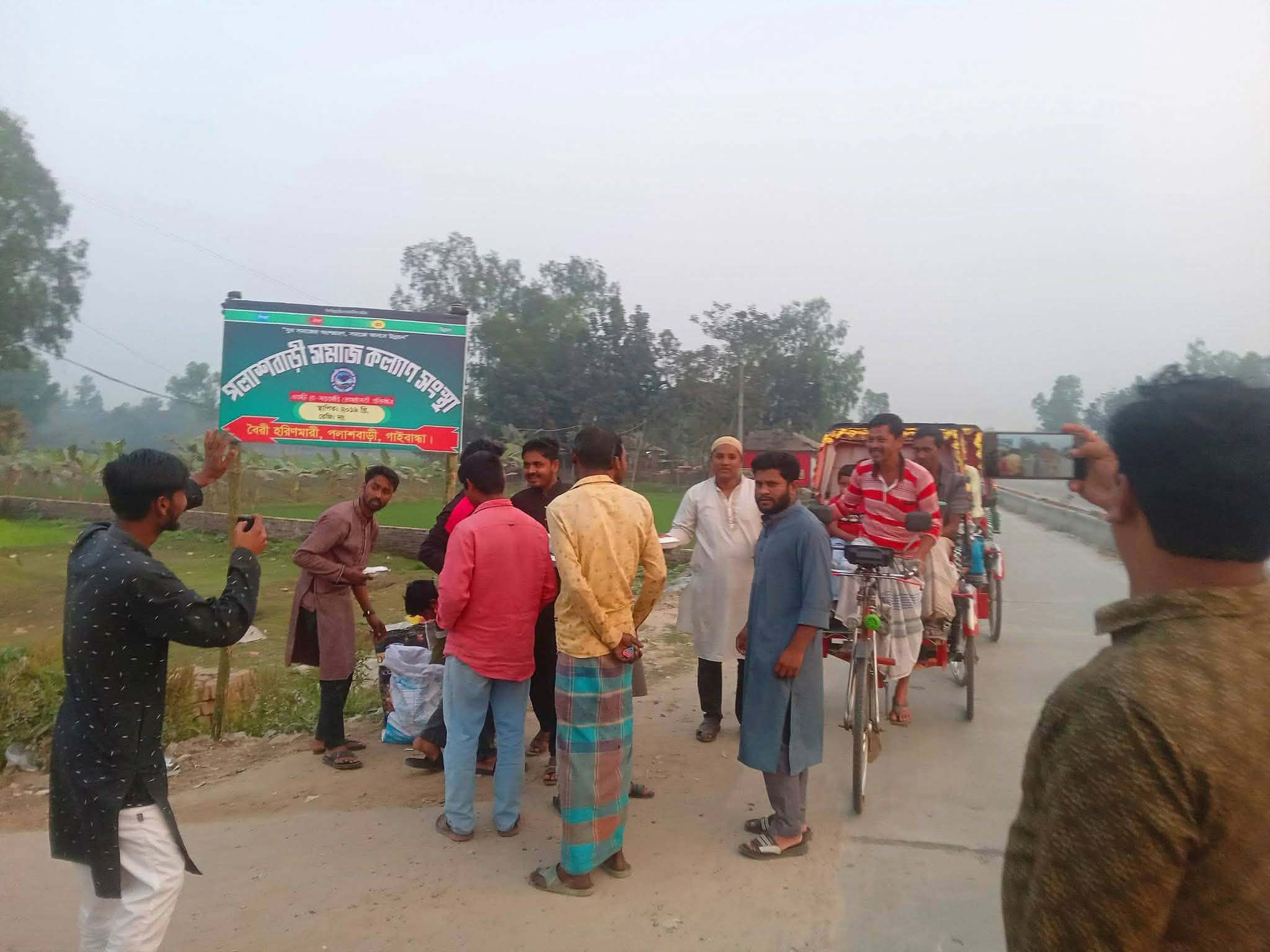 সমাজকল্যান সংস্থার উদ্যোগে পথ চারীর মাঝে ইফতার বিতরণ কর্মসূচি।