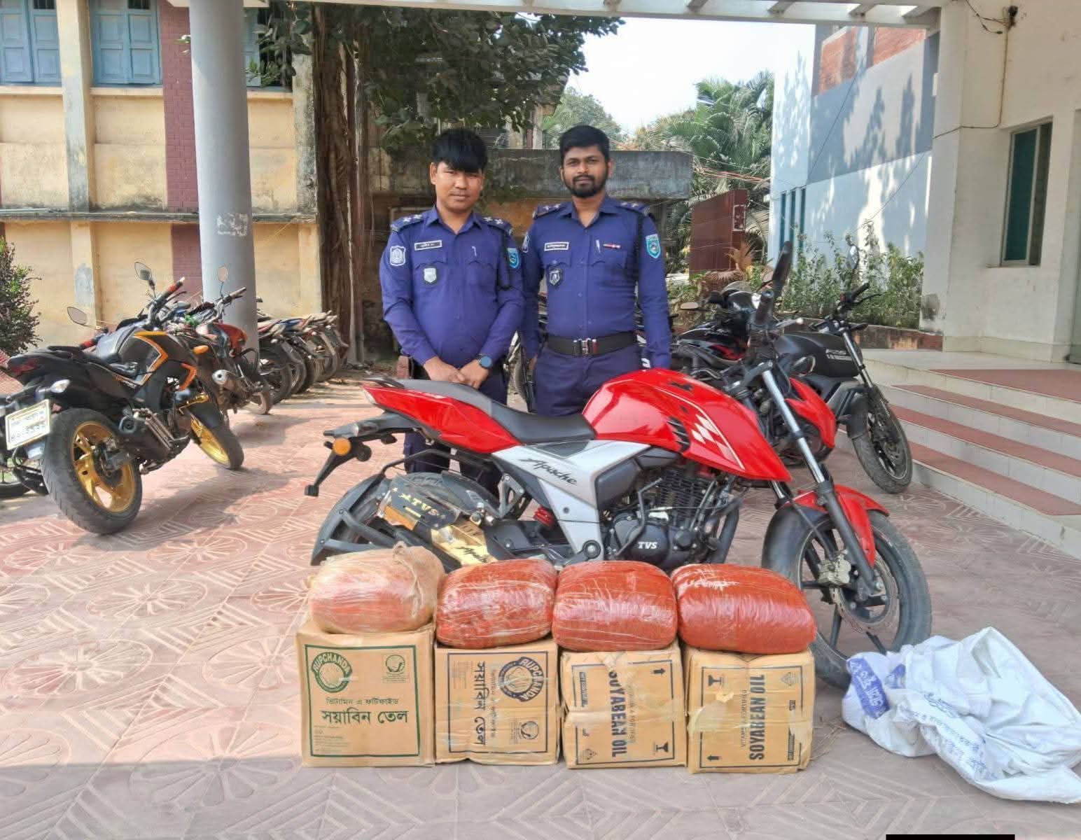 পুলিশি অভিযানে ২০ কেজি গাঁজাসহ মোটরসাইকেল জব্দ