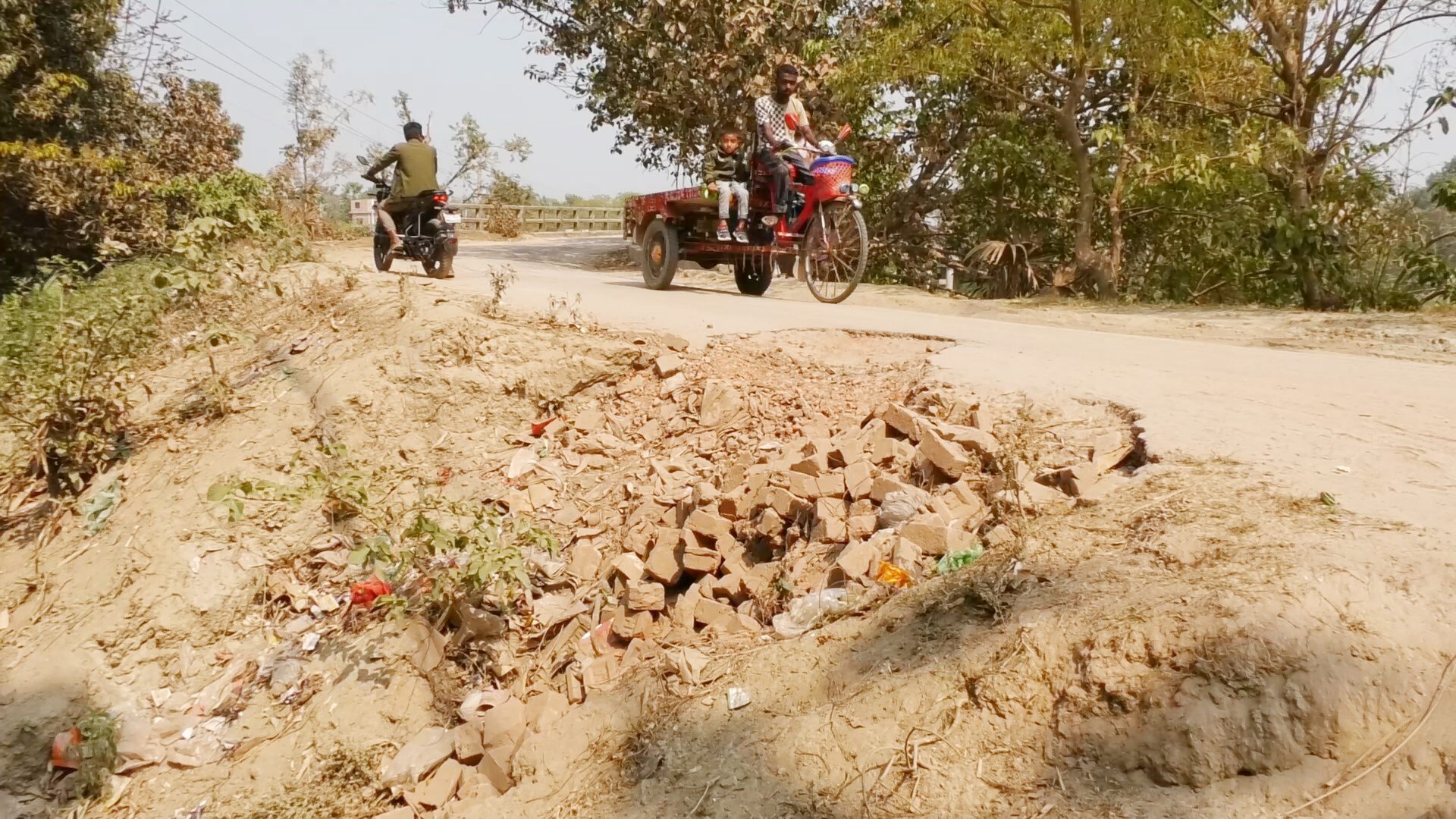 শৈলকুপা পৌরসভা প্রথম শ্রেণির কর দিয়েও মেলে না তৃতীয় শ্রেণির সেবা