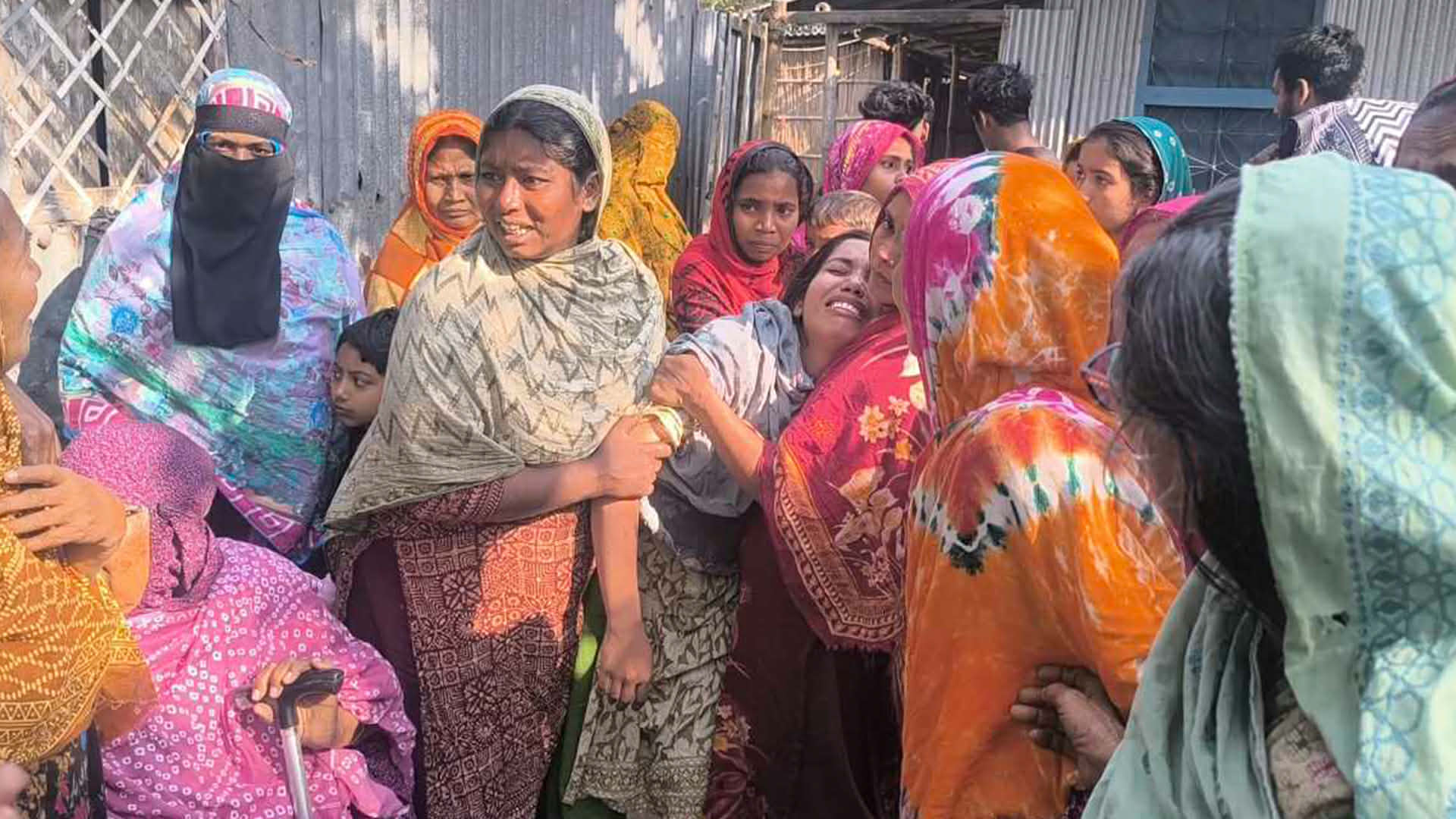 বাড়ির উঠানে দাদির, সরিষাক্ষেতে মিলল নাতনির বিবস্ত্র মরদেহ