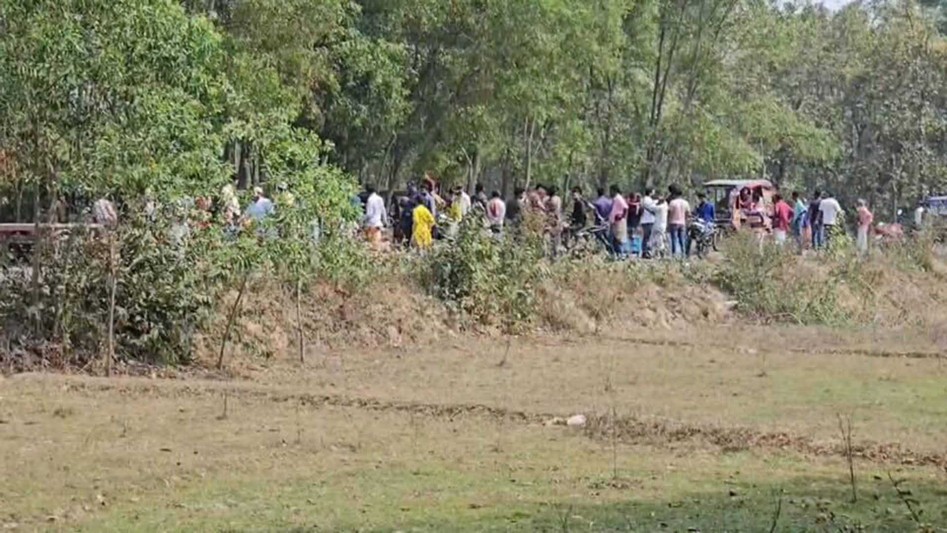 সড়কের পাশ থেকে যুবকের পোড়া মরদেহ উদ্ধার