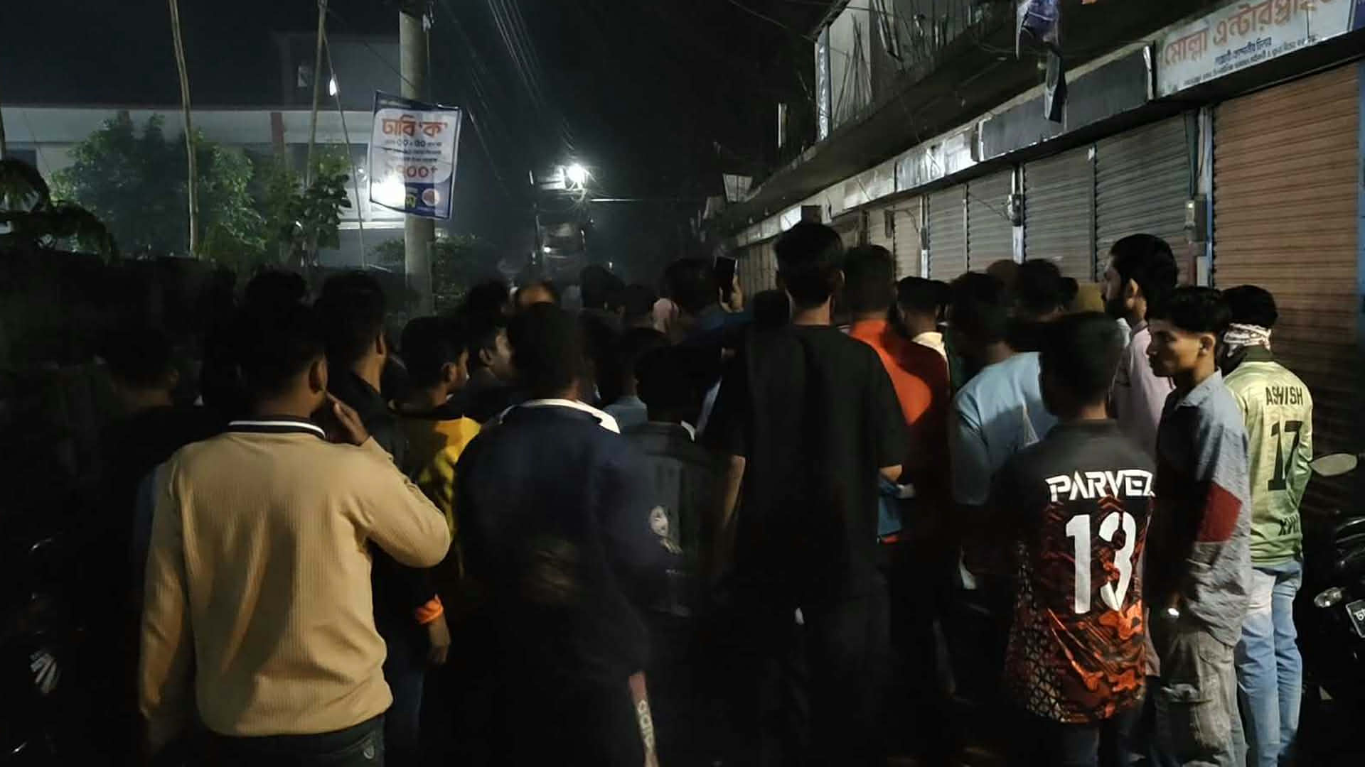 পিরোজপুরে ঈদ পরবর্তী প্রীতি ফুটবল ম্যাচ: খেলার সময় হাতাহাতি, উত্তাপ ছড়ালো মাঠের বাইরেও।