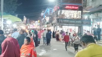 গাইবান্ধা শহরে জনতার ঢল, কেনাকাটায় ব্যস্ত সাধারণ মানুষ।