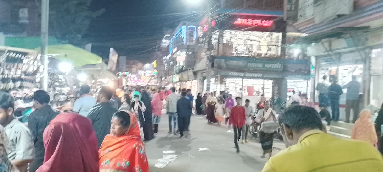 গাইবান্ধা শহরে জনতার ঢল, কেনাকাটায় ব্যস্ত সাধারণ মানুষ।