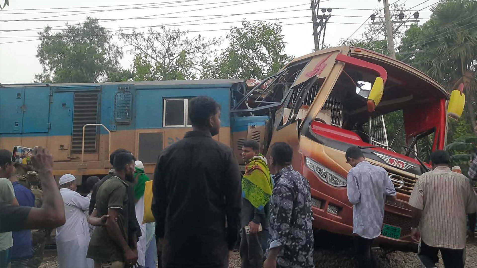 কুমিল্লায় ট্রেনের ধাক্কায় বাস দুমড়ে-মুচড়ে নিহত ১২
