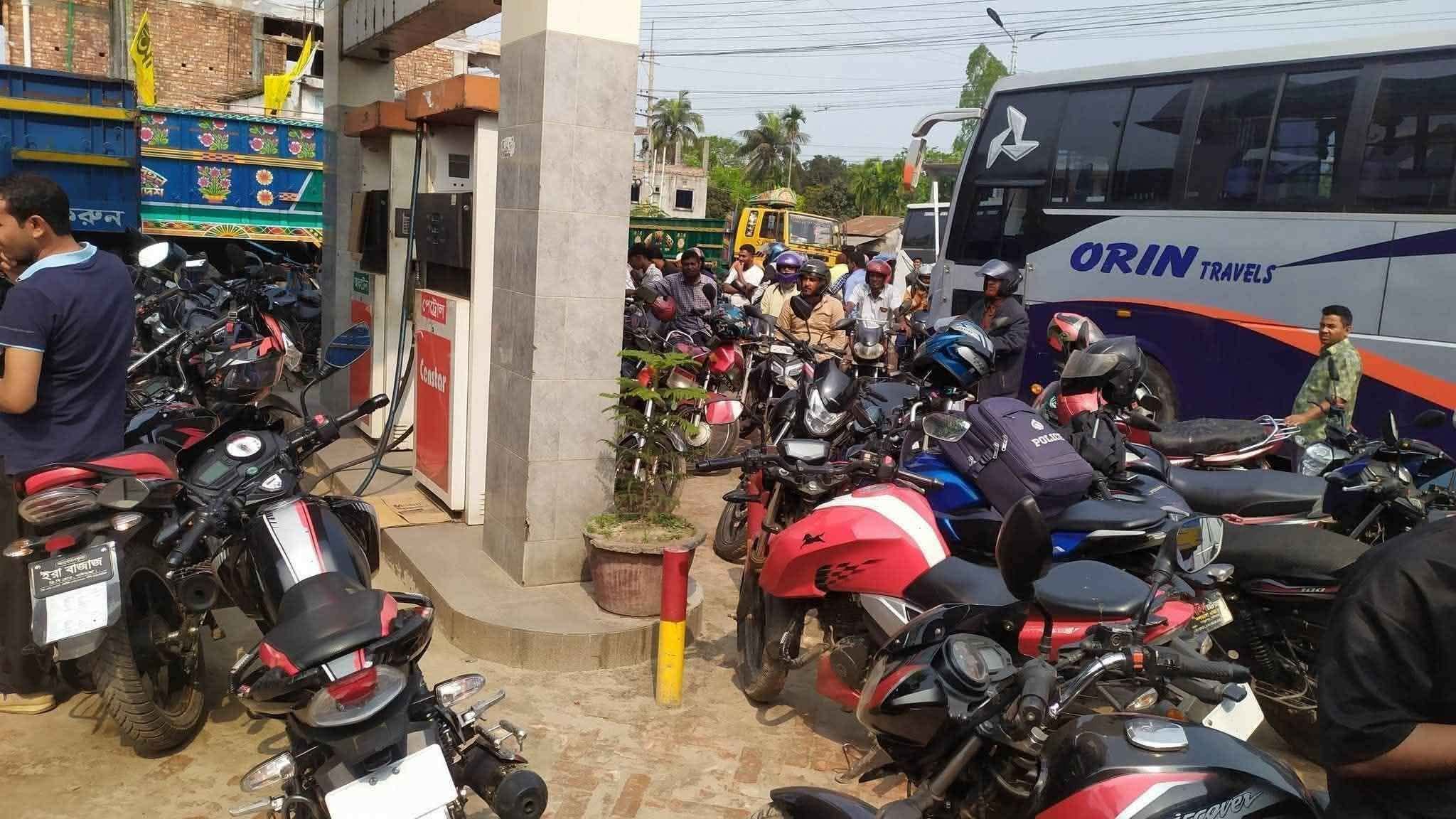 তেলের পাম্পে হাহাকার, খোলা বাজারে চড়া দাম।