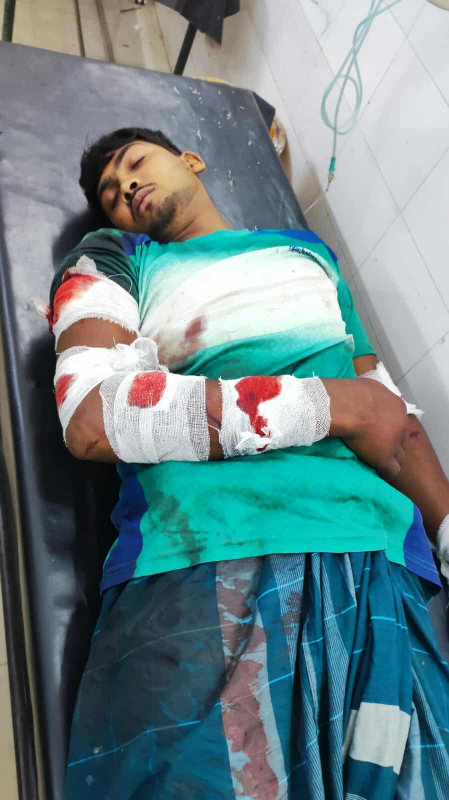 ফুলছড়িতে তাণ্ডব: বিএনপি নেতার বাড়িতে হামলা-ভাঙচুর, ১৩ জনকে পিটিয়ে জখম—জীবন নিয়ে শঙ্কায় পরিবার