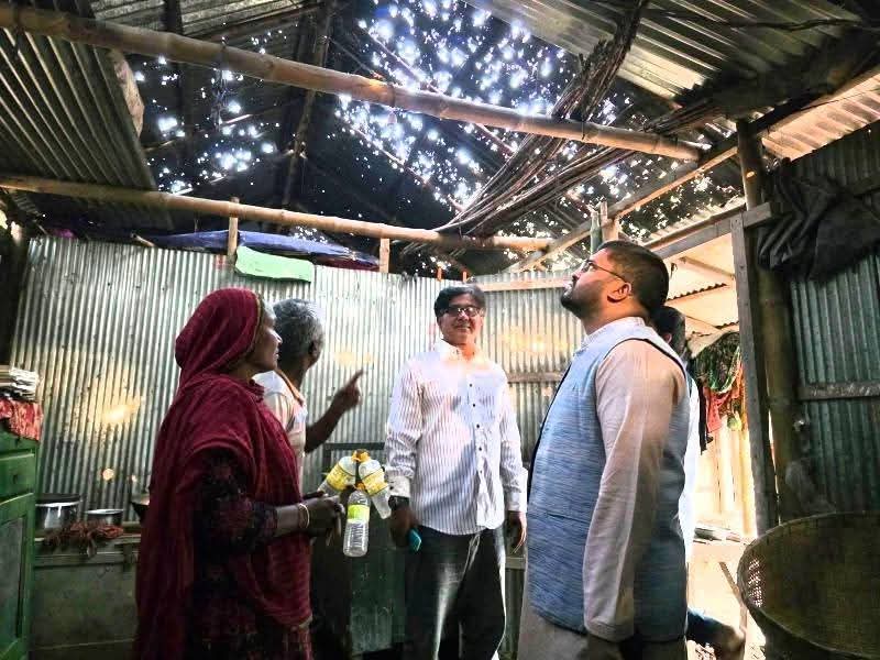 শিলাবৃষ্টিতে ক্ষতিগ্রস্ত বসতবাড়ী উপজেলা নির্বাহী অফিসার শেখ জাবের আহমদের পরিদর্শন।