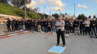 আল-আকসায় ঈদের নামাজ পড়তে বাধা, মুসল্লিদের ওপর হামলা