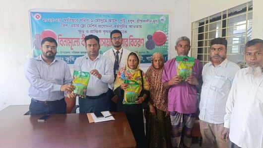 কৃষকদের মাঝে বিনামূল্যে পাটবীজ ও সার বিতরণের উদ্বোধন।