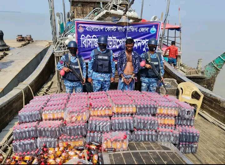 মনপুরা থেকে মিয়ানমারে পণ্য পাচার কালে সমুদ্রগামী একটি বোট আটক করেছে কোস্টগার্ড