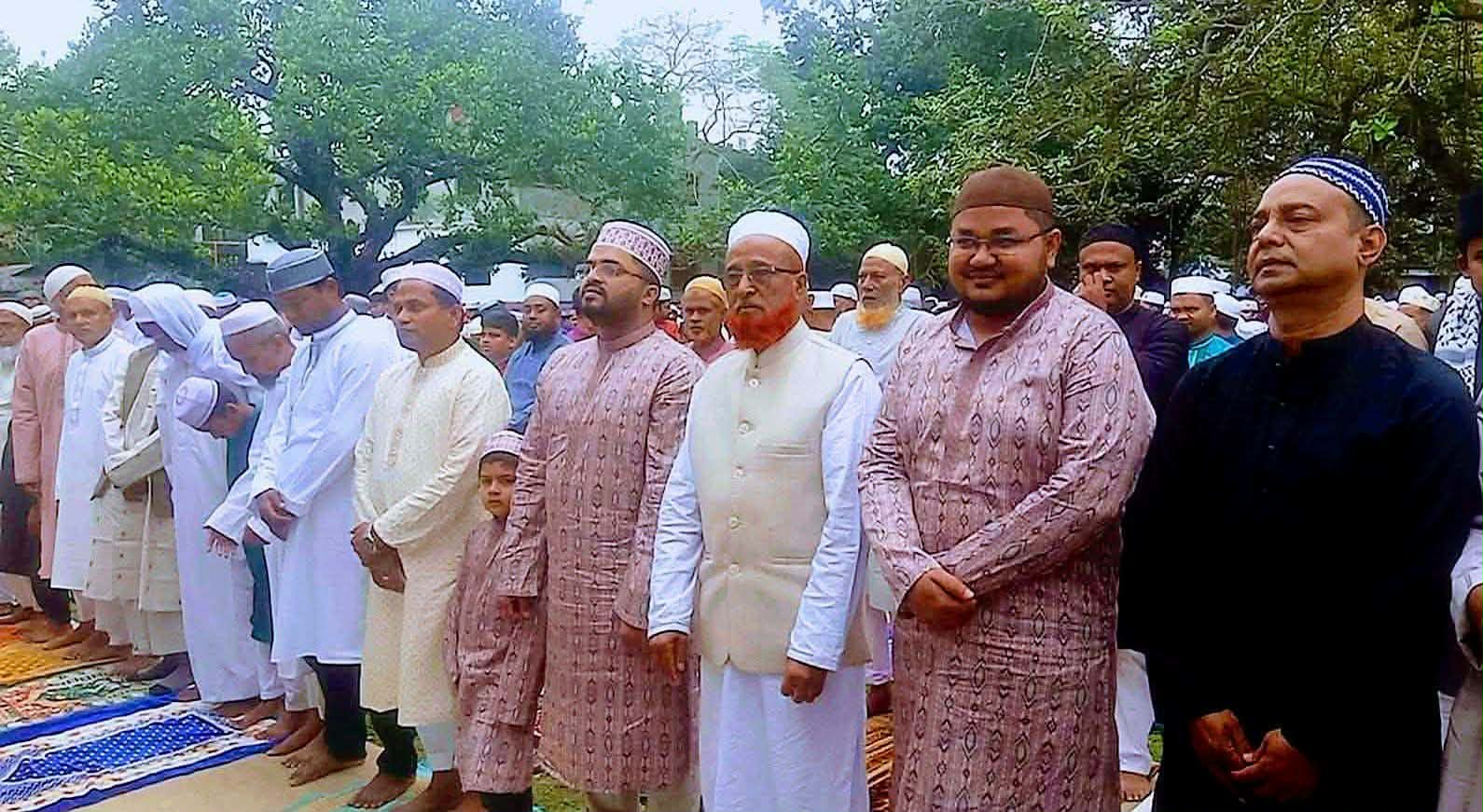 ধর্মীয় ভাবগাম্ভীর্যের মধ্য দিয়ে পলাশবাড়ী কেন্দ্রীয় ঈদগাহ মাঠে পবিত্র ঈদুল ফিতর উদযাপন।