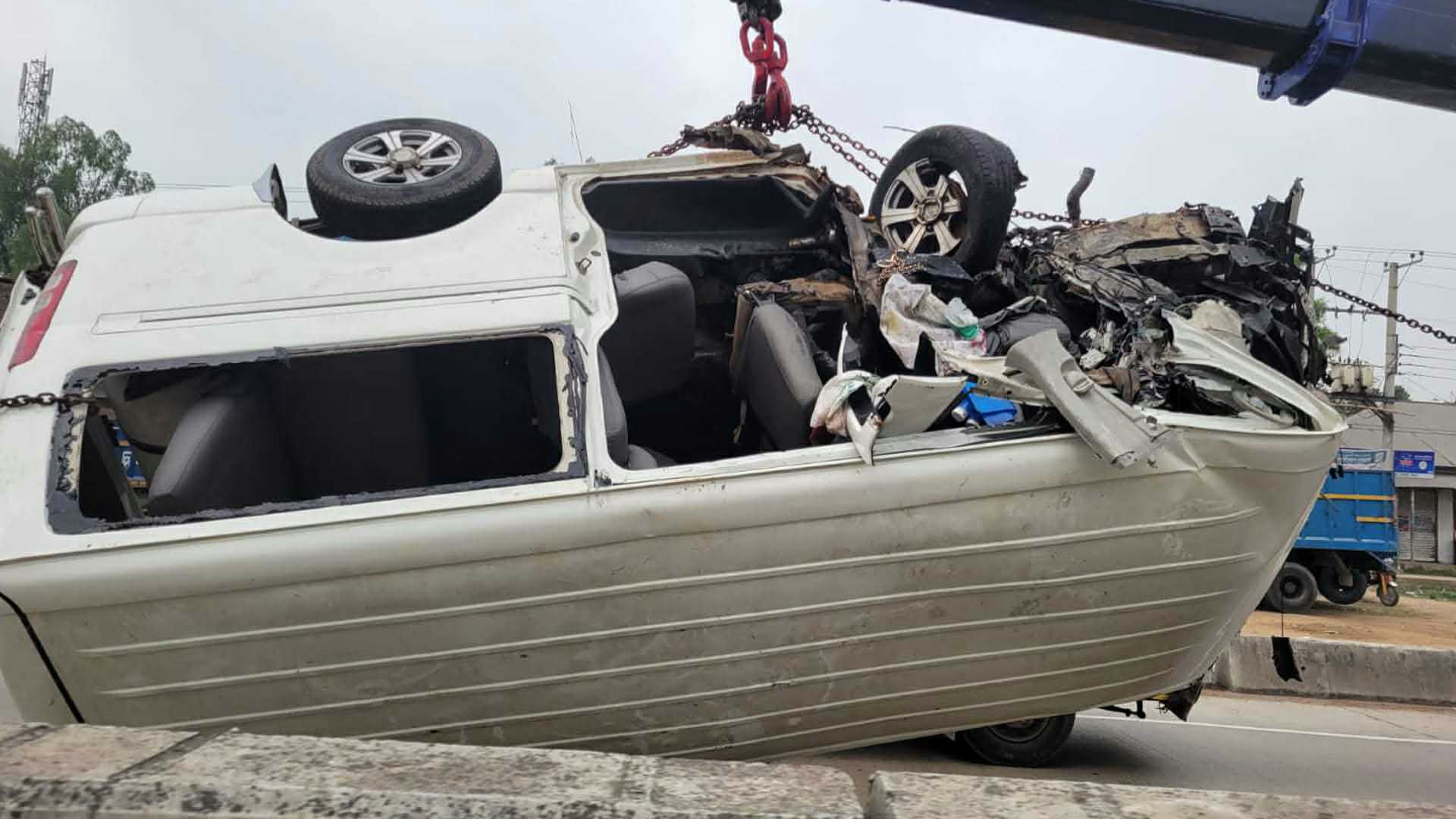 বগুড়ায় নিয়ন্ত্রণ হারিয়ে রোড ডিভাইডারে মাইক্রোবাসের ধাক্কা, ভাই-বোনসহ নিহত ৩