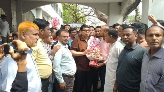 ডা. মইনুল হাসান সাদিককে ফুলেল শুভেচ্ছা।