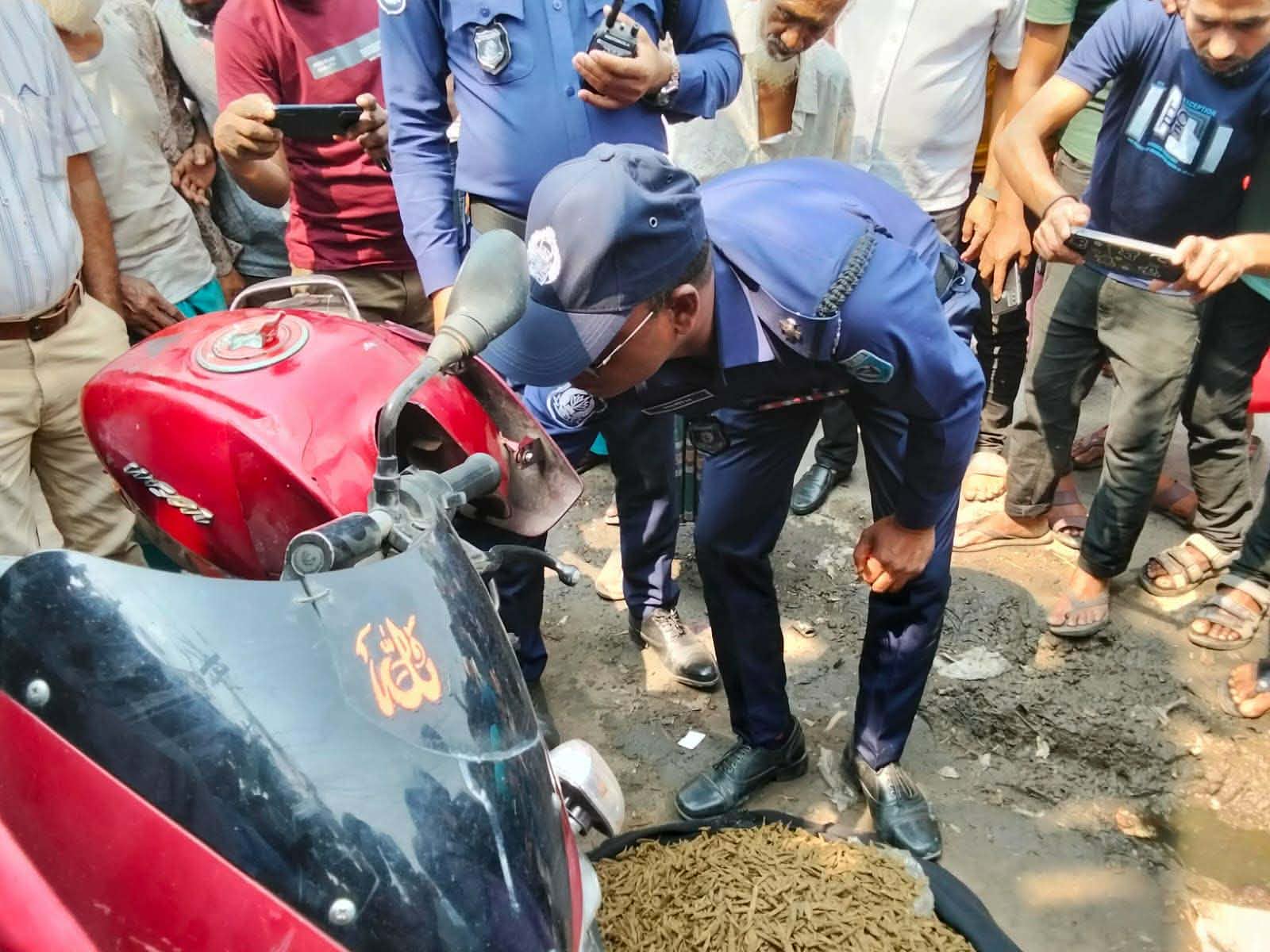 মোটর সাইকেল জব্দ, পাওয়া গেলো মাদক গাঁজা।