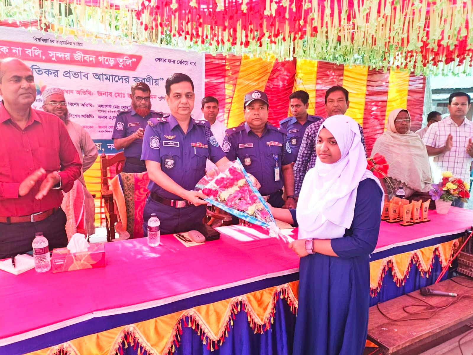 শিক্ষাঙ্গনে মাদক দ্রব্যের ক্ষতিরক প্রভাব আমাদের করণীয়” শীর্ষক আলোচনা সভায় পুলিশ সুপার মহোদয় ।