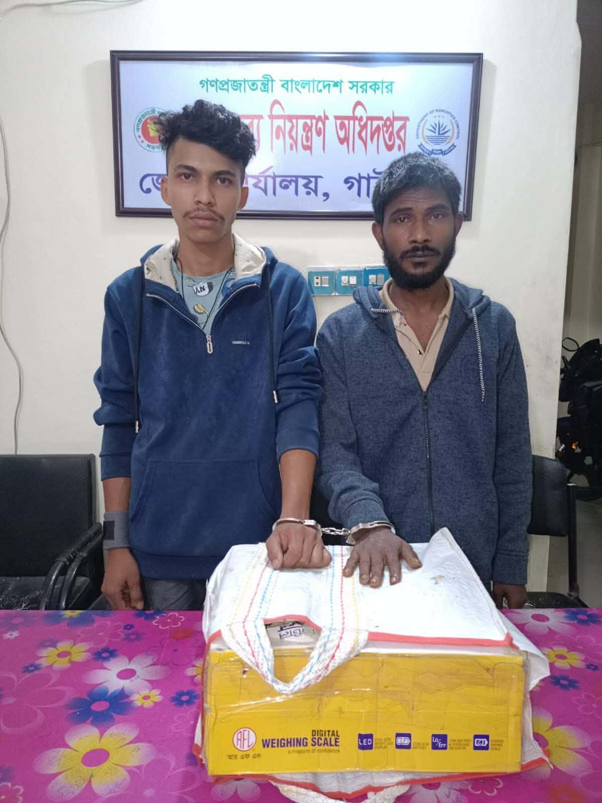 দুই মাদক কারবারি গ্রেফতার,৩ কেজি গাঁজা জব্দ।