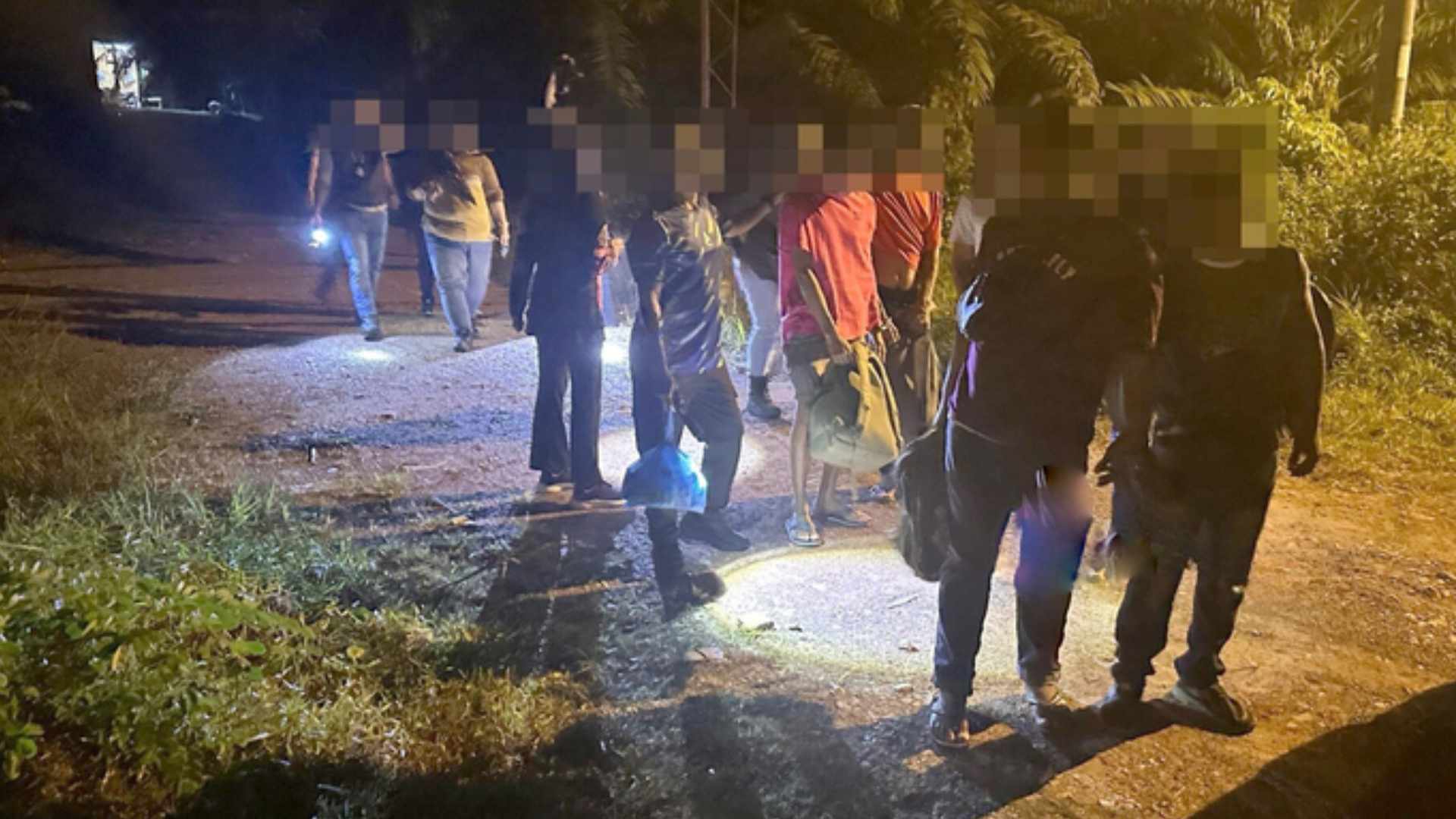 মালয়েশিয়ায় বাড়ি ভাড়া করে অভিবাসীদের আশ্রয়, ৭ বাংলাদেশিসহ আটক ২১