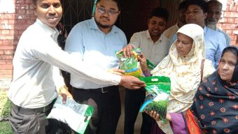 পাটচাষীর মাঝে বিনামুল্যে পাটবীজ বিতরণ ।