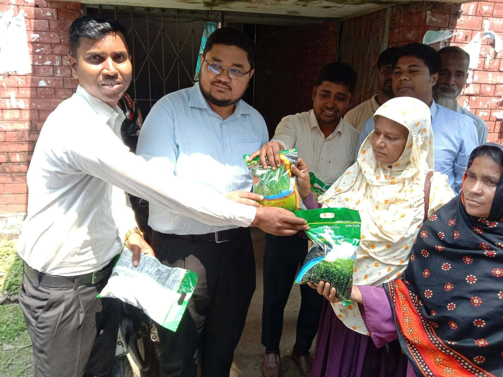 পাটচাষীর মাঝে বিনামুল্যে পাটবীজ বিতরণ ।